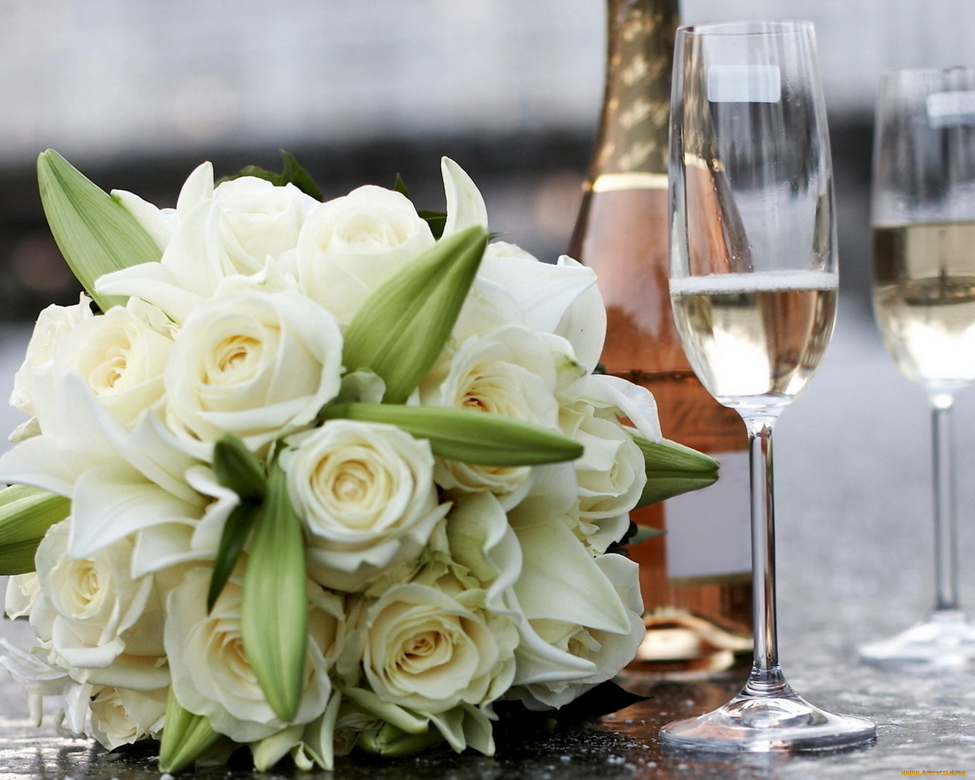 Шампанское и розы оригинал. Цветы и шампанское. Свадебные цветы. Свадебный букет и шампанское. Свадебные букеты поздравительные.